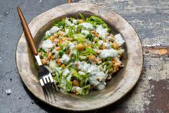 Sitruunainen basmati-kikhernesalaatti