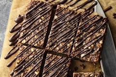 Leikkuulautasella patukoiksi leikatut herkkupatukat ja veitsi.