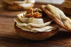 Ainoliina Leskelän pipari-suklaatäytekeksit kinuskisydämellä