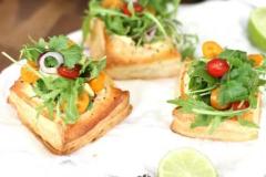 Ruokaisat tuorejuustopiiraat salaatilla