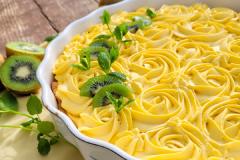 Rahkapiirakka kiivillä ja mangolla