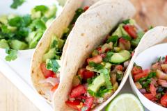 Raparperisalsa ja herkulliset kanatortillat