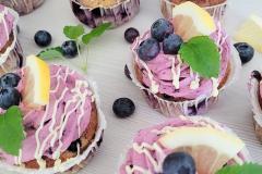 Sitruunaiset mustikkakuppikakut valkosuklaalla