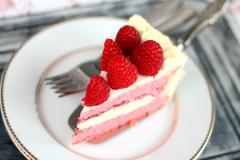 Vadelma-valkosuklaakakku