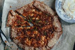 Sipulipiirakka ja vaahdotettua fetaa