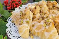 Satokausipasteijat luumulla ja pistaasilla