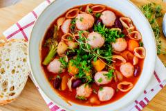 Siskonmakkarakeitto Pikku Simpukkapastalla