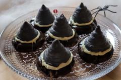 Halloween-leivonnaiset valkosuklaa-cookiella ja Hopeatoffee-hatulla