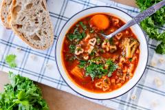 Tomaattinen jauhelihakeitto pastalla