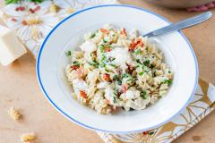 Kana-pekonikastike pastan kanssa