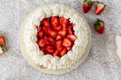 Mansikkatäytekakku sokerikakkupohjaan