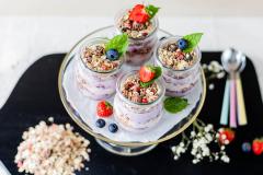 Marjainen kerrosjogurtti