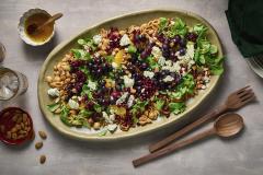 Vadillinen jouluista salaattia ylhäältä kuvattuna