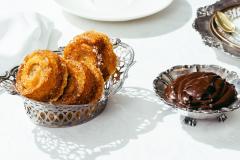 Karamellisoitu kanelikierre suklaaganachella