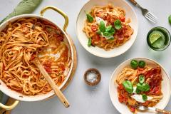 Pöydällä kattilassa ilmakuivattu kinkku-burratapastaa