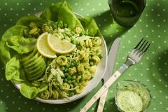 Annos Green Goddess-pastasalaattia lautasella pöydällä