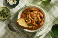 Kulhollinen kasvisminestronekeittoa katettuna pöytään