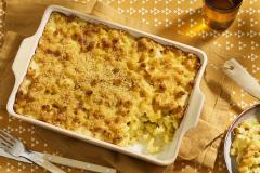 Mac &amp; cheese vuoka asetettuna pöydälle