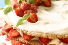 Kesäinen mansikkakakku