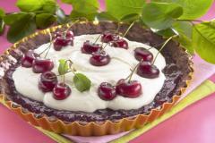 Kirsikka-suklaatorttu Valkosuklaarahkalla