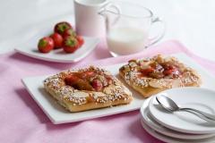 Mansikka-raparperipullat