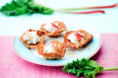 Pienet Kaurakeksikupit Raparperimoussella