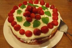 Valkosuklaa-Mansikkakakku keksipohjaan