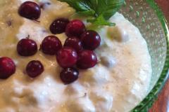 Puolukka-mannavaahto