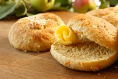 Omena-porkkanasämpylät