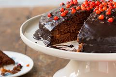 Suklaakakku pihlajanmarjahillolla