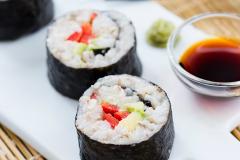 Sushit ohrasta avokadotäytteellä