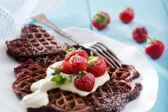 Suklaavohvelit mansikoilla