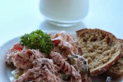 Savulohinen chilipastasalaatti