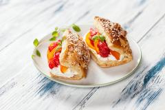 Mansikka-persimonitaskut