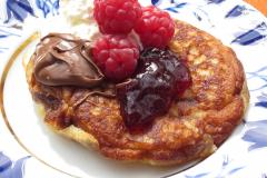 Amerikkalaiset pannukakut vaahterasiirapilla