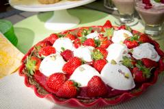 Mansikkainen jäätelötorttu suklaapohjalla