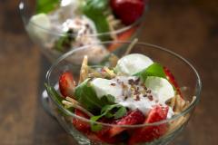 Raketti Spagetti -mansikkasalaatti