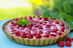 Kevyehkö vadelma-tuorejuustopiirakka