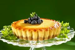 Amerikkalainen juustokakku piirakkana mustikoilla