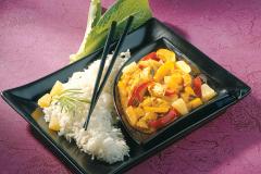 Basmatiriisiä ja hapanimelää kanakastiketta