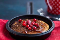 Blinit karpaloilla ja kinuskikastikkeella