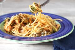 Broileri-parsakaalikastiketta ja spagettia