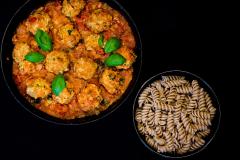 Broileripyörykät-tomaattikastikkeessa