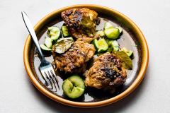 Chicken Adobo ja seesamikurkut
