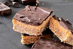 Paistamatta valmiit suklaa-maapähkinä -ruudut