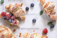 Croissantit kreemillä ja marjoilla