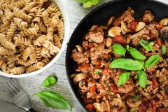 Fusillia sieni-jauhelihakastikkeen kanssa