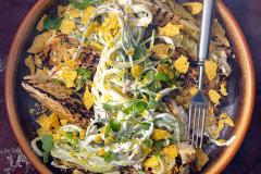 Grillattu kaalisalaatti, kaurachipsit &amp;amp; kurkku-kermaviilikastike