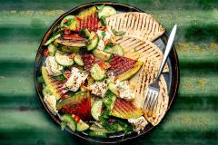 Grillattu vesimelonisalaatti ja grillatut kauratortillat