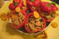 Kantarellipastalla täytetyt paprikat